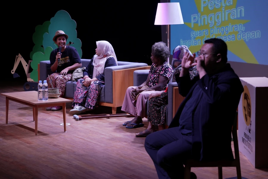 Foto diskusi di panggung Pesta Pinggiran