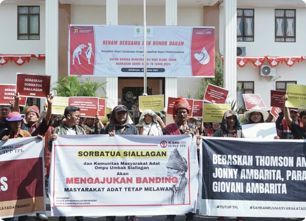 Foto berunjuk rasa oleh komunitas Masyarakat Adat Ompu Umbak Siallagan